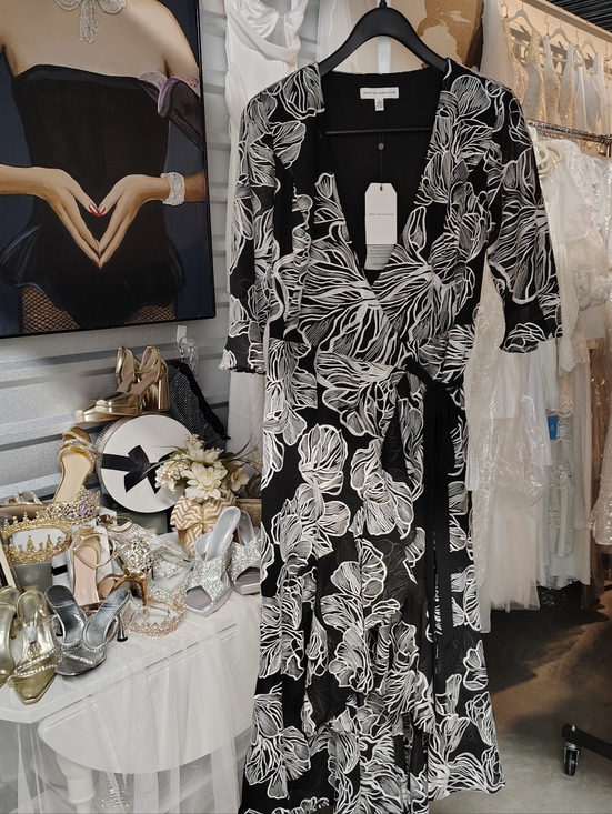 Dress the Population Dresses & Skirts - Dress The Population Ophelia Fit Flare Midi Dress V Neck Tie Waist L NWT